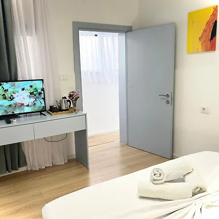 Square 3* Тирана