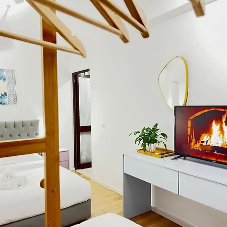 Square 3* Тирана